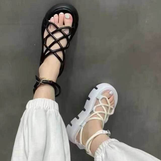 어떤 룩에나 깔끔하게 잘 어울리는 데일리 여성 샌들