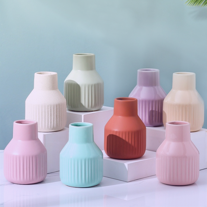 색상은 핑크, 민트, 라벤더, 아이보리, 화이트, 그린, 브라운 등 정말 다양한 색상이 있으며 무광 뿐 아니라 유광 제품도 있습니다. <중국구매대행 쇼핑몰 세라믹 꽃병>