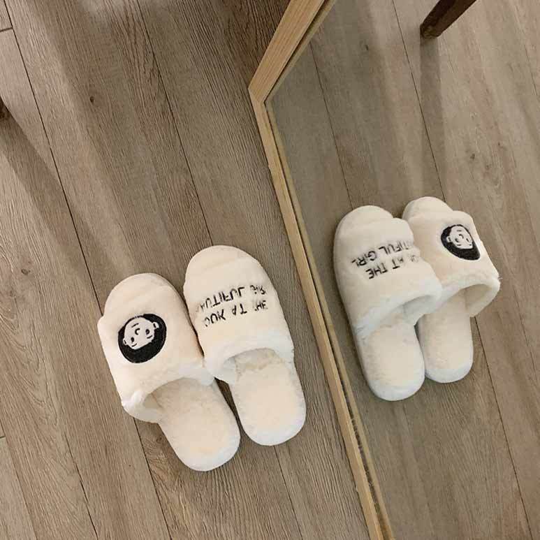 부드러운 소재로 발을 감까주어 따뜻하게 착용가능한