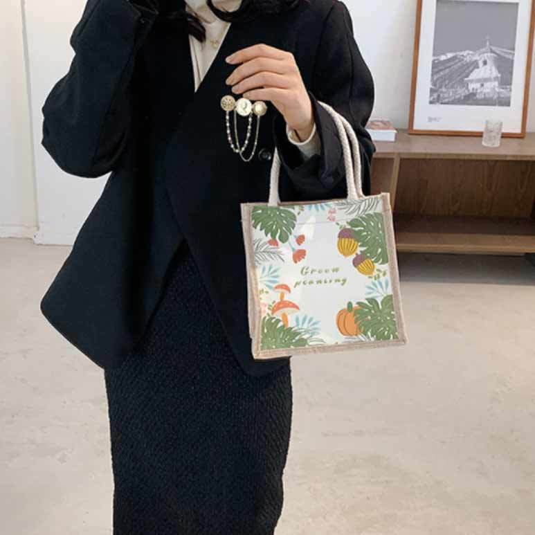 탄탄하고 힘있는 캔버스 원단으로 제작되어 데일리백으로 좋은