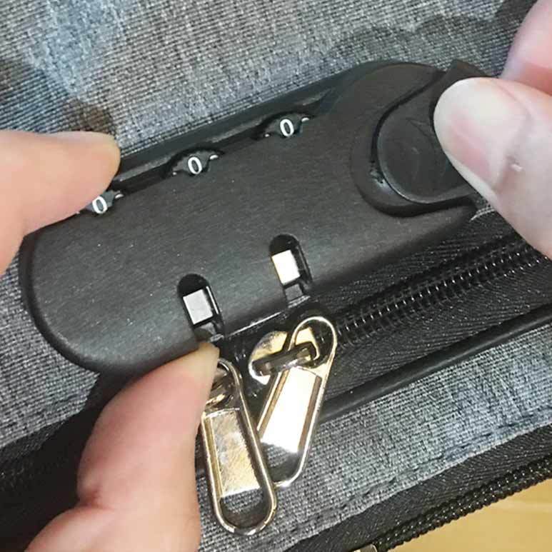 메탈지퍼와 비밀번호 잠금장치로 안전하게 보관가능한