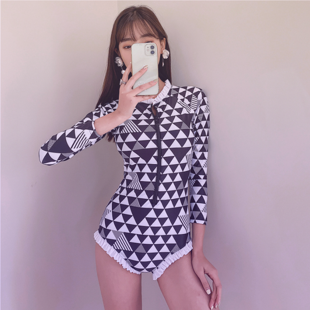 삼각패턴 문양의 멋스러운 래쉬가드 제품입니다. <중국구매대행 추천 래쉬가드>