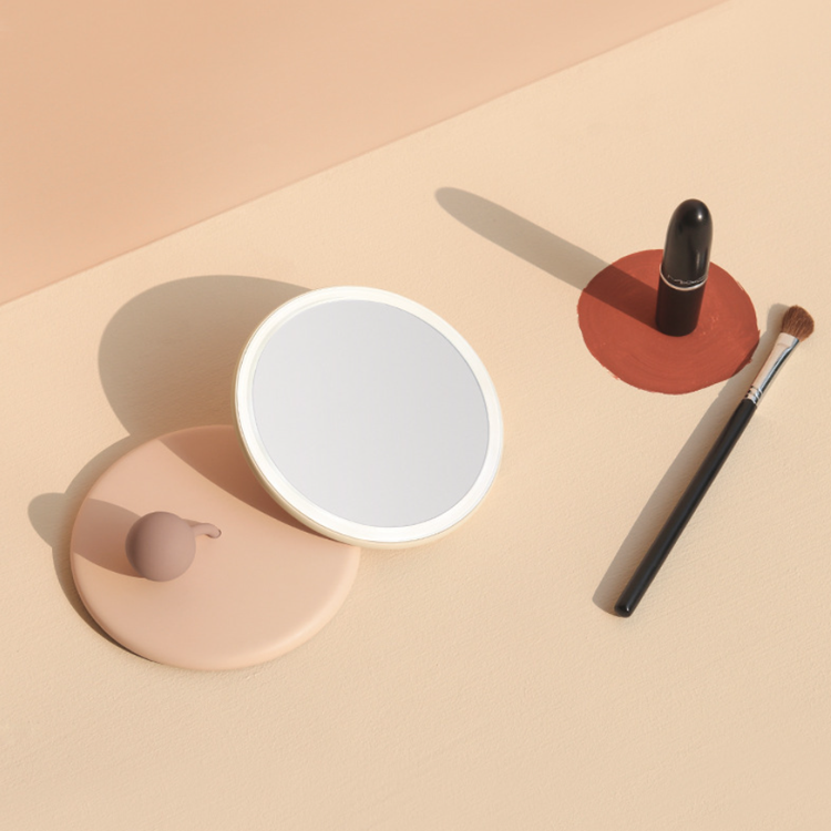 테두리에 조명이 달린 조명 손거울 제품입니다. <중국구매대행 추천 조명 손거울>