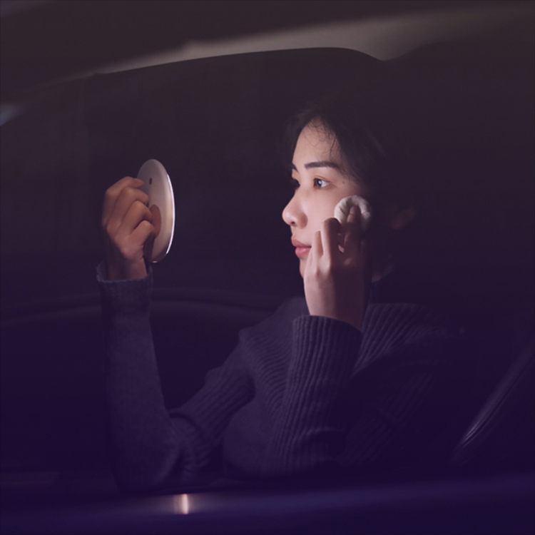 조명이 달려있어 어두운 곳에서도 화장을 고치는 등 사용할 수 있어요. <중국구매대행 추천 조명 손거울>