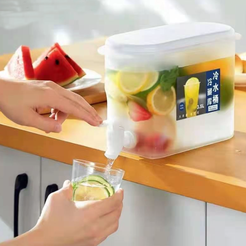 마실 음료 등을 채우고 수도꼭지를 누르기만 하면 끝! 사용하는 법도 무척 간편해요. <중국구매대행 추천 수도꼭지 물통>