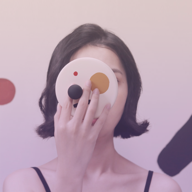 귀여운 디자인에 거울을 잡기 쉽도록 꼬리를 달아줬어요. <중국구매대행 추천 조명 손거울>
