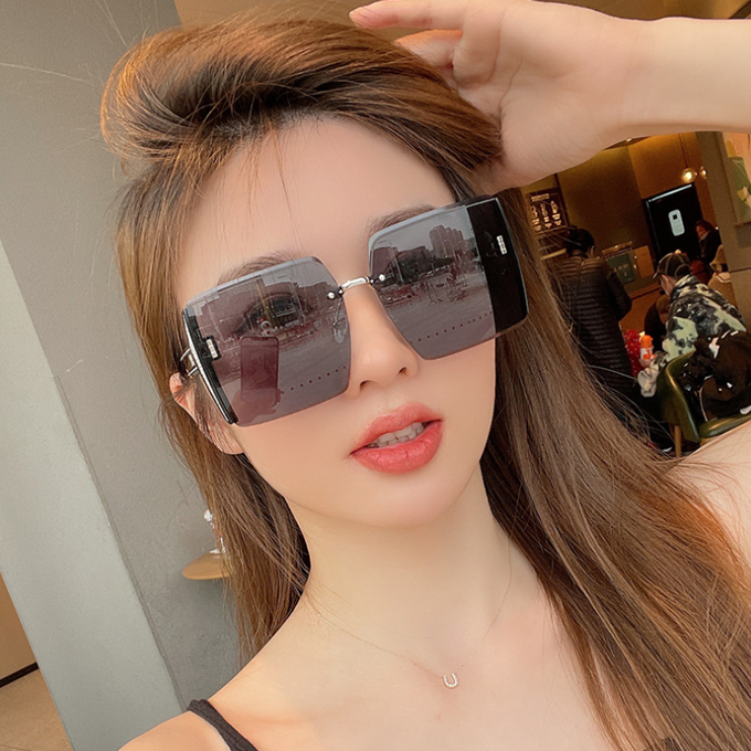 투박한 듯 느껴지는 스퀘어 모양의 썬글라스로 세련되고 우아한 느낌이 드는 제품입니다.
