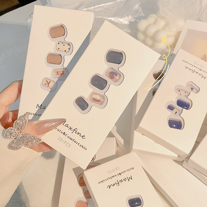 깔끔한 화이트톤의 박스안에 넣어져 있고 선물 하기에도 좋은 제품이예요. <중국구매대행 추천 네일 스티커>