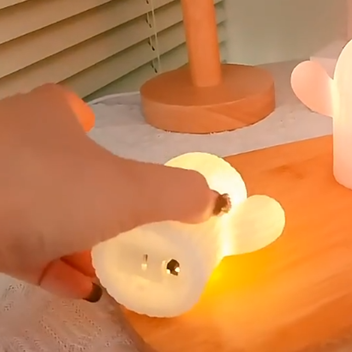 무드등 밑 바닥에는 전원을 켯다 껏다 할 수 있는 스위치가 있고, USB 충전구가 있는 제품입니다. <중국구매대행 추천 선인장 무드등>