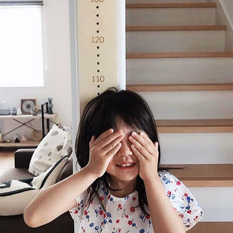 걸이형 제품으로 벽 등에 고리를 달아 걸어 둘 수 있어요. <알리바바구매대행 추천 어린이 키재기 나무걸이>