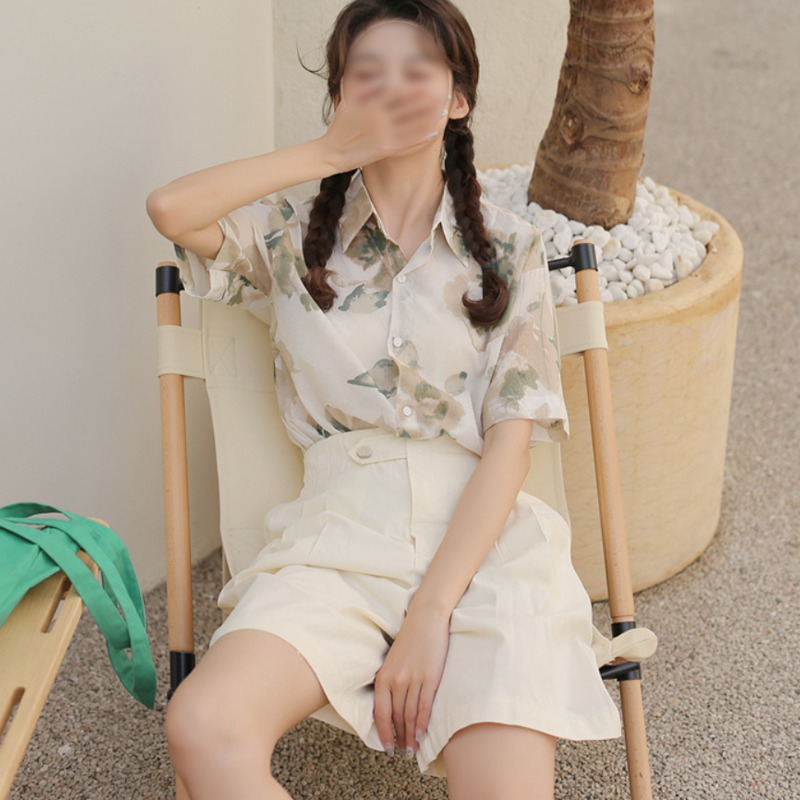 구김이 잘 가지 않은 재질이라서 마음 편하게 앉아있을 수 있어요. <알리바바구매대행 추천 원버튼 반바지>