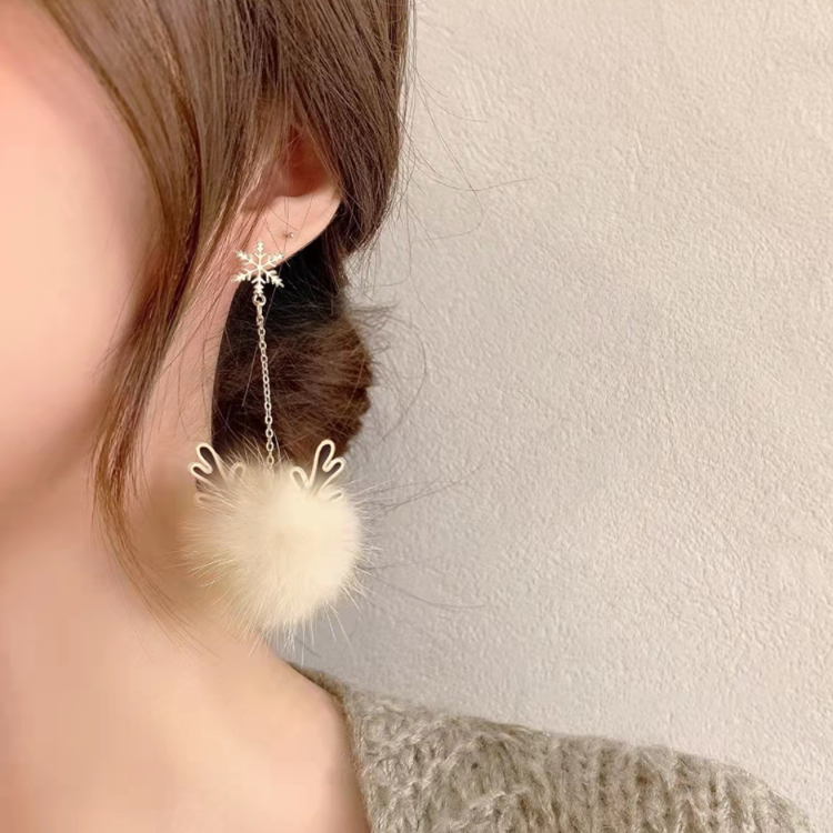 폼폼이가 길게 내려온 타입과 침에 붙어있는 타입 두 가지 타입이 있어요. <알리바바구매대행 추천 루돌프 폼폼이 귀걸이>