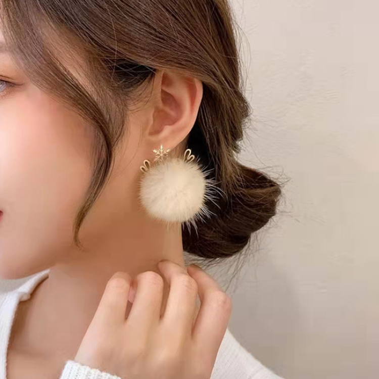 겨울철 너무 잘 어울리는 폼폼이 귀걸이입니다. <알리바바구매대행 추천 루돌프 폼폼이 귀걸이>