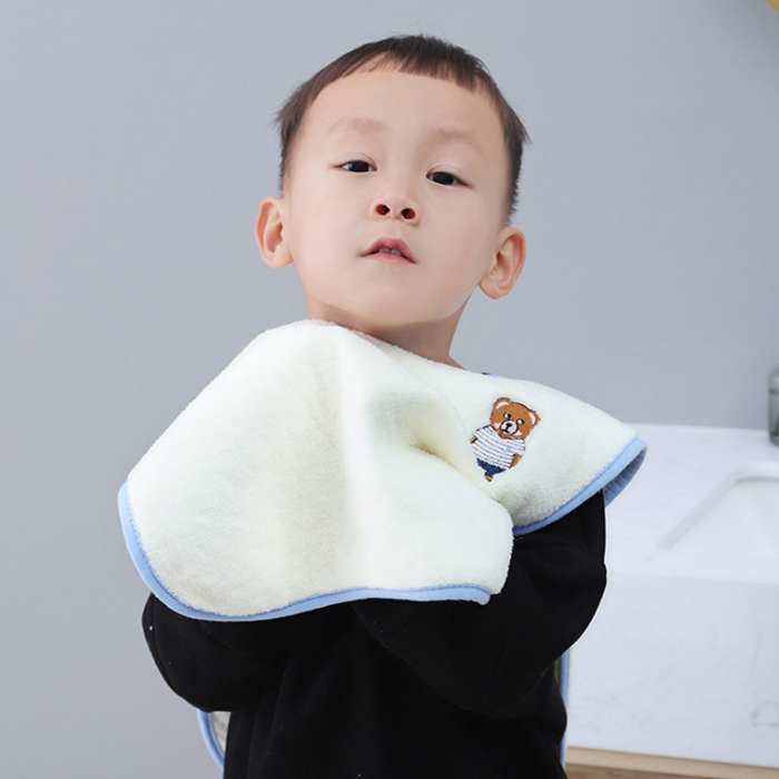재질이 부드럽고 물의 흡수력도 좋아 세안 후 수건으로 사용하기에도 좋아요. <알리바바구매대행 추천 어린이 세면 턱받이 타월>
