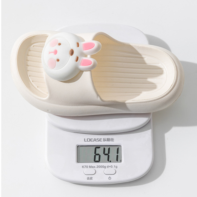 무게가 가벼워 (64그램(0.064kg)) 아이들이 무리없이 착용할 수 있어요. <알리바바구매대행 추천 어린이 욕실 슬리퍼>